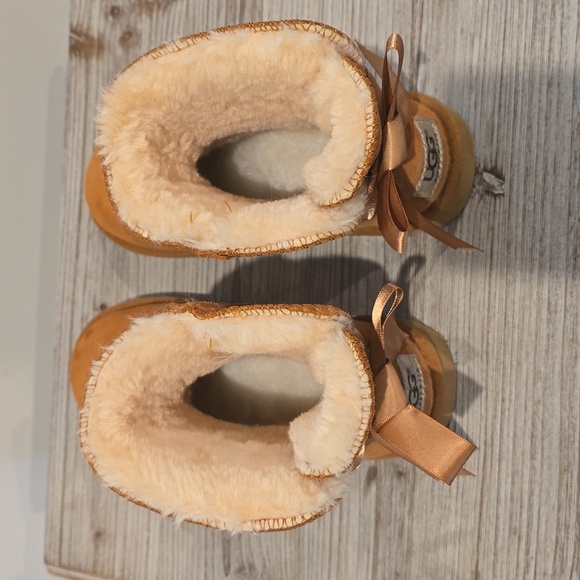 Woman UGG Mini Bailey Bow ll Size 6 - Picture 8 of 9